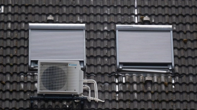 Klimaanlagen können die Temperaturen in Gebäuden deutlich senken. (Foto: Marijan Murat/dpa)