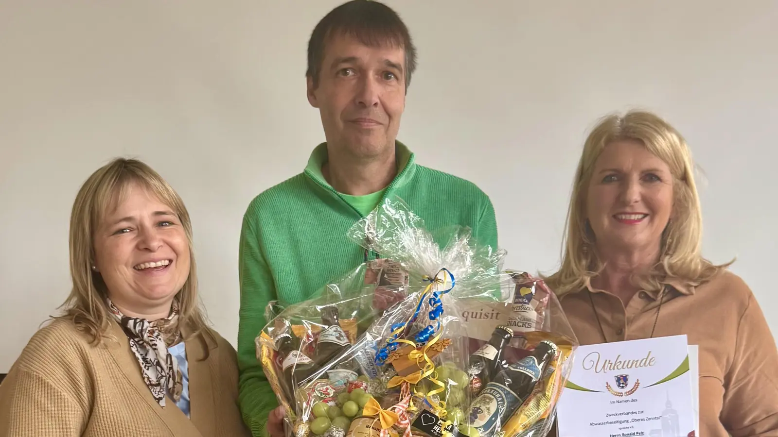Die stellvertretende Vorsitzende des Zweckverbandes Claudia Wust, Dienstjubilar Ronald Pelz und die Vorsitzende Dr. Birgit Kreß. (Foto: Markt Markt Erlbach)