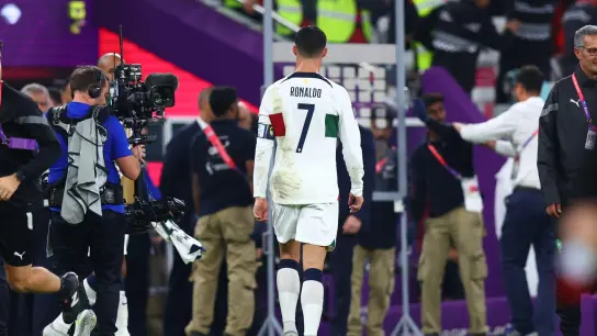 Portugals Superstar Cristiano Ronaldo verlässt nach dem WM-Aus enttäuscht das Spielfeld. (Foto: Tom Weller/dpa)