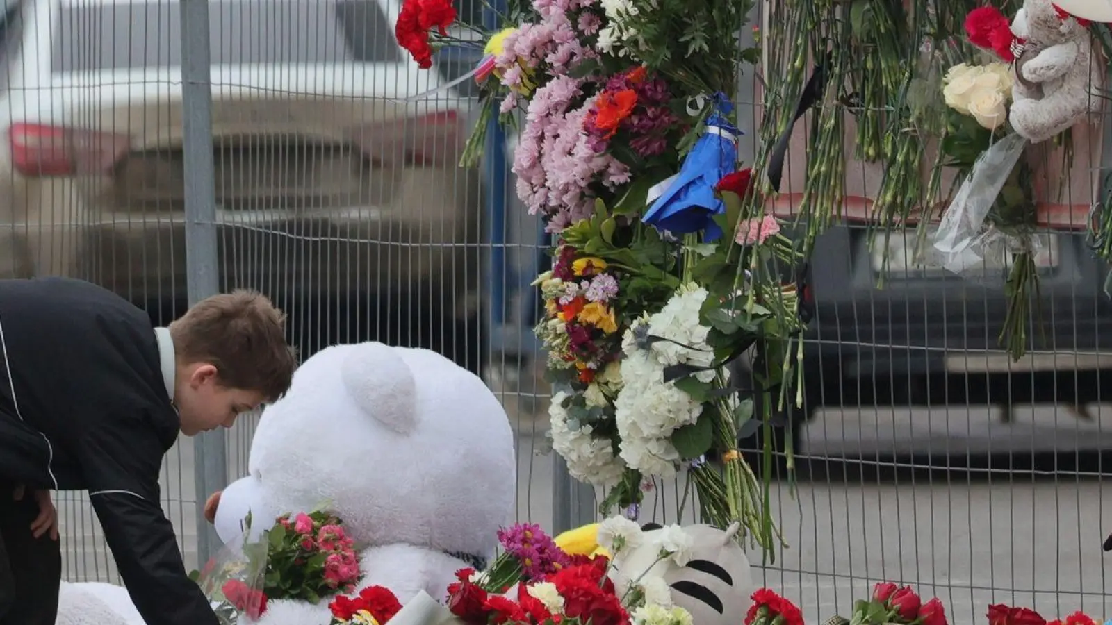 Ein Junge trauert um die Opfer des Anschlags auf die Crocus City Hall in Moskau. (Foto: Vitaly Smolnikov/AP/dpa)