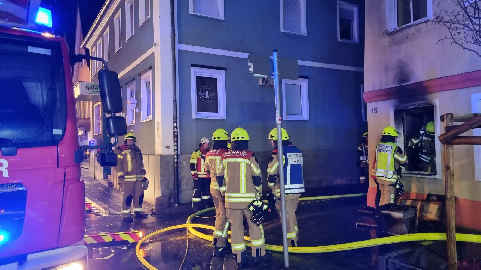 Um 5.39 Uhr wurde die Neustädter Feuerwehr zu einem Brand in der Würzburger Straße alarmiert. (Foto: Rainer Weiskirchen)