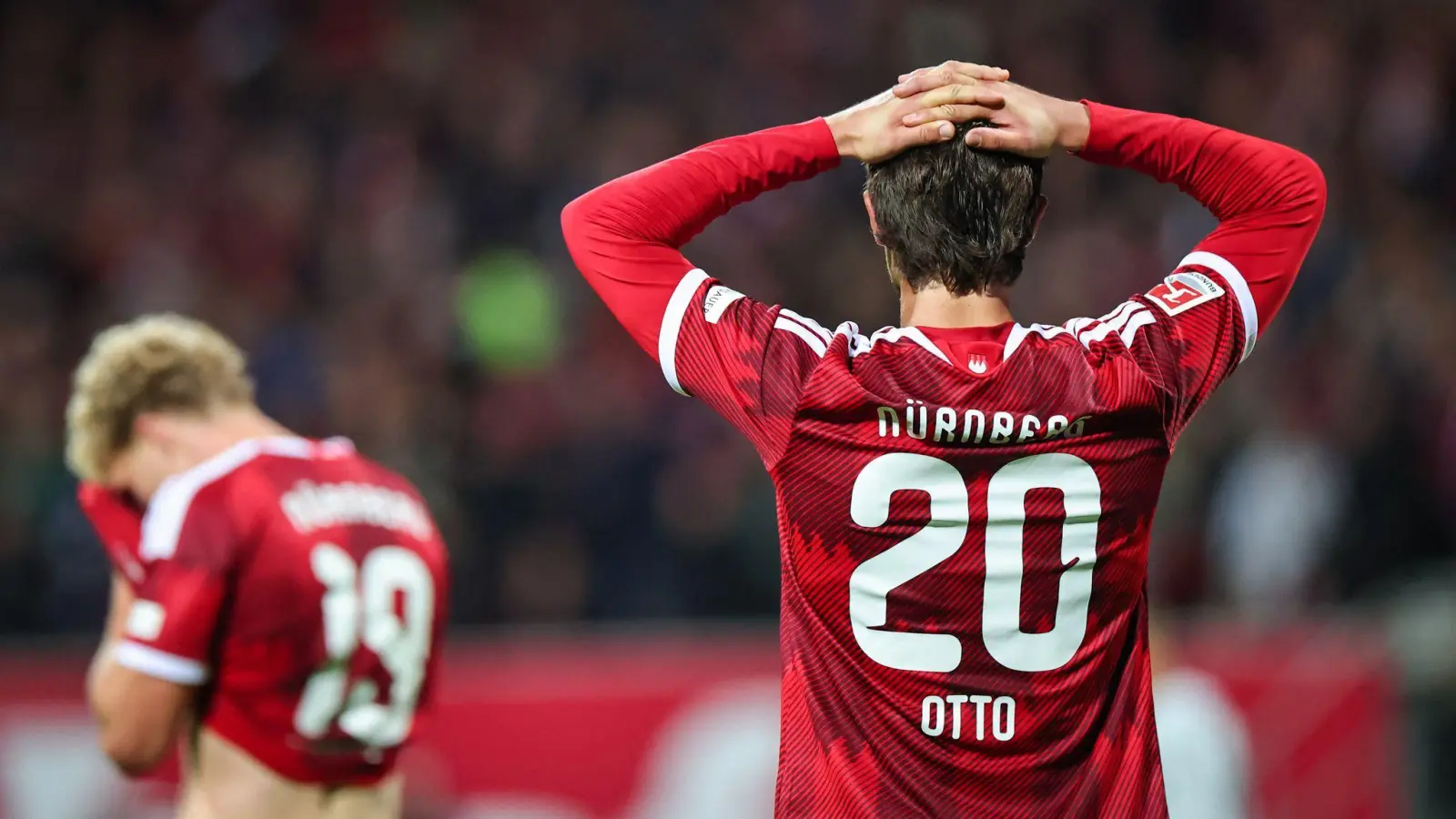 Die Nürnberger ärgern sich über den späten Ausgleich durch Wolfsburg. (Foto: Daniel Karmann/dpa)