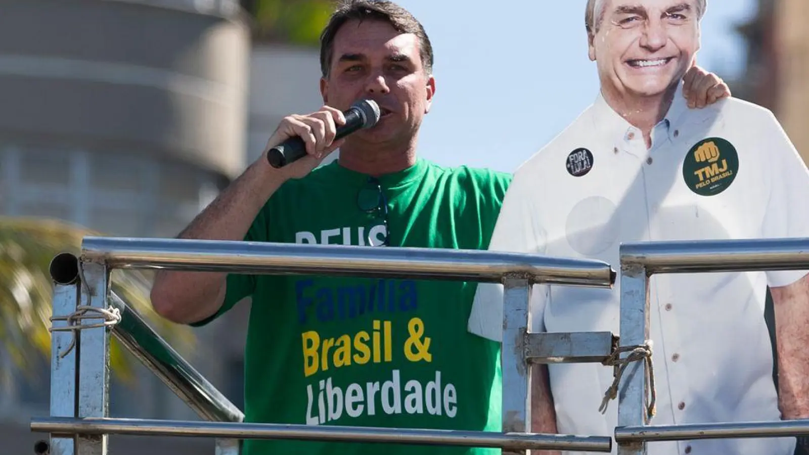Flavio Bolsonaro stellte seinen Vater über Lautsprecher kurz zu den Demonstrierenden durch. (Foto: Bruna Prado/AP/dpa)