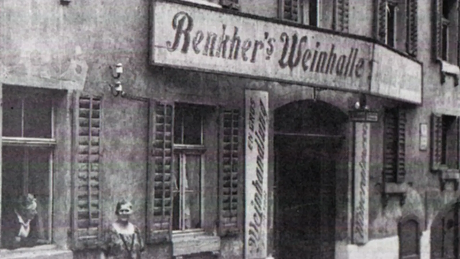 Eine historische Aufnahme von Benkher’s Weinhalle in der Büttenstraße. Hier können Gesundheitsbewusste auch Quell- und Heilwasser erwerben. (Repro: Alexander Biernoth)