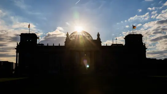 Über dem Reichstagsgebäude geht die Sonne auf. (Foto: Christoph Soeder/dpa)