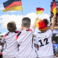 Jubel bei der Fußball-Meisterschaft – aber auch das ganze restliche Gefühlsprogramm: Bei der WM erleben Kinder Spannung, Freude und Enttäuschung oft geballt. Eltern können als „Gefühls-Coaches“ helfen. (Foto: Julian Stratenschulte/dpa/dpa-tmn)