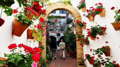 Reich geschmückt: Vor allem, wenn alles blüht, locken die Patios Córdobas Besucher an. (Foto: Roswitha Bruder-Pasewald/dpa-tmn)