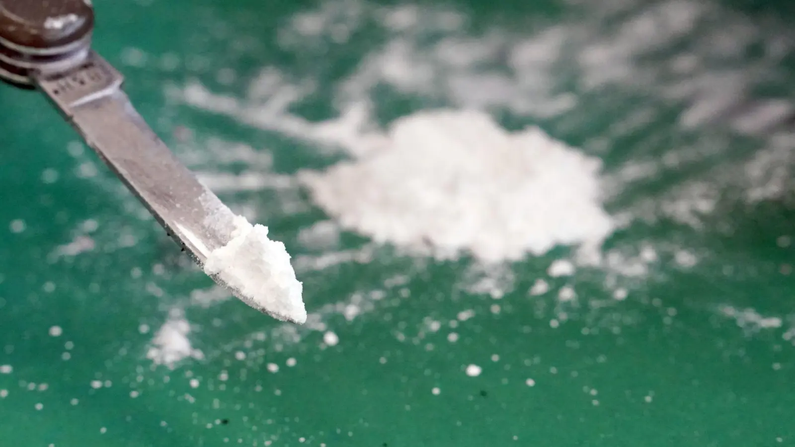 Vom Zoll sichergestelltes Kokain auf der Spitze eines Taschenmessers. (Foto: Marcus Brandt/dpa/Symbolbild)