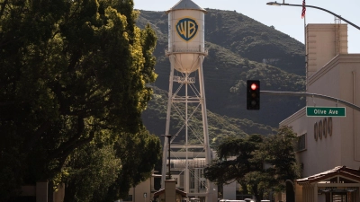 Warner Brothers dürfte auf dem Weg zur Übernahme durch Paramount sein. (Archivbild) (Foto: Jae C. Hong/AP/dpa)