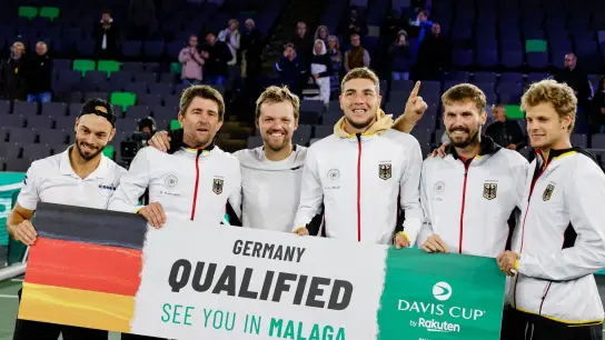 Das deutsche Davis-Cup-Team feiert den Einzug in die Finalrunde. (Foto: Frank Molter/dpa)