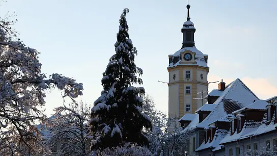 Im Rahmen des Fotowettbewerbs für die Weihnachtskarte 2022 gingen zahlreiche Fotos ein, die das winterliche Ansbach abbilden. Das Gewinnerbild zeigt das eingeschneite Herrieder Tor. (Foto: Peter Weickert)