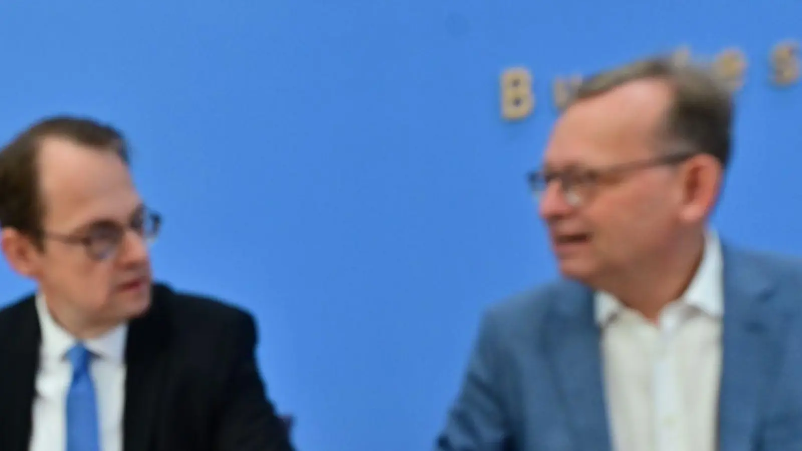 Die Linke plädierte bei einer Pressekonferenz in Berlin für einen Mietendeckel.  (Foto: Sebastian Gollnow/dpa)