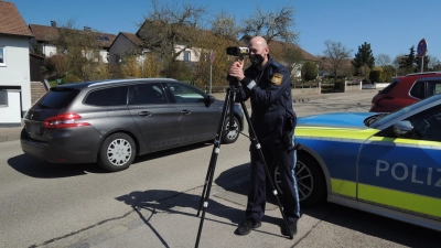 Präzise Geschwindigkeitsmessung mit der Laser-Pistole: Am „Tag der Ansbacher Polizei“ kann man sie ausprobieren und ausnahmsweise mal die Polizei blitzen. (Foto: Peter Zumach)