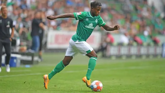 Ist seit 2014 bei Werder Bremen: Abdenego Nankishi am Ball. (Foto: Carmen Jaspersen/dpa)
