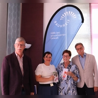 Über die Spende freuten sich (von links) Ingo Treiber, Daniela Rajewitz, Monika Preimel-Endlich und Dr. Eckhard Göritz im Beratungszimmer von Rauhreif in Ansbach. (Foto: Antonia Müller)
