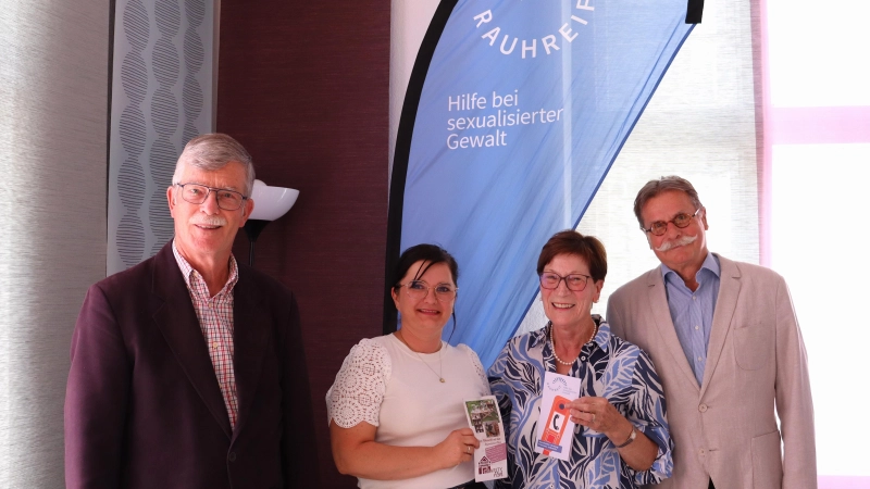 Über die Spende freuten sich (von links) Ingo Treiber, Daniela Rajewitz, Monika Preimel-Endlich und Dr. Eckhard Göritz im Beratungszimmer von Rauhreif in Ansbach. (Foto: Antonia Müller)
