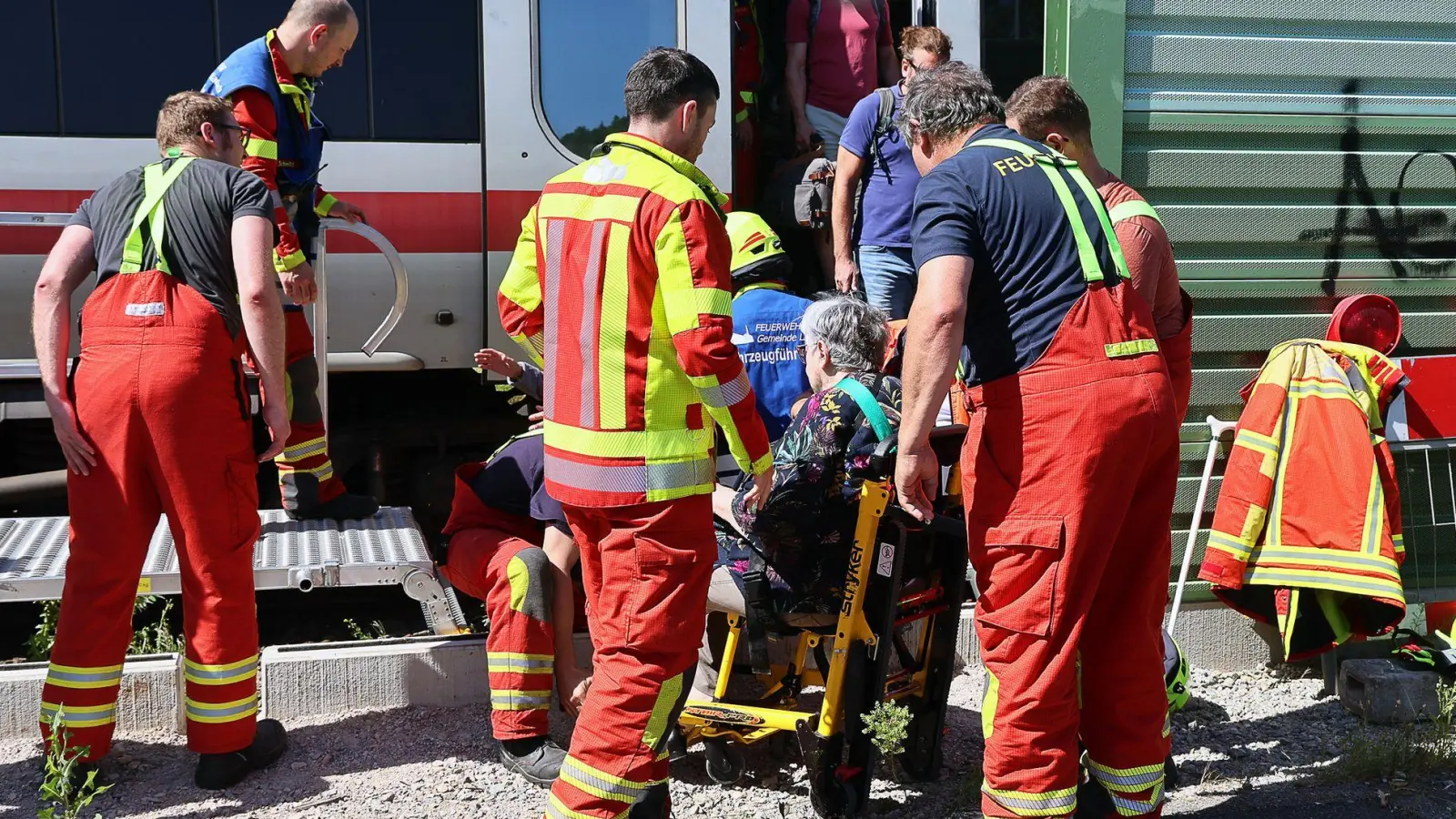Ein ICE strandet an einem kleinen Bahnhof. Mehrere hundert Menschen sind betroffen. (Foto: Ralf Hettler/dpa)