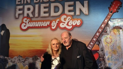 Sängerin Nicole und Produzent Ralph Siegel kommen zur Premiere von „Ein bisschen Frieden - Summer of Love”. (Foto: Karl-Josef Hildenbrand/dpa)