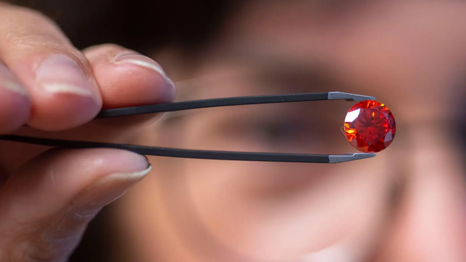 Ein Diamant aus Asche kostet mehrere tausend Euro. (Archivbild) (Foto: Harald Tittel/dpa)