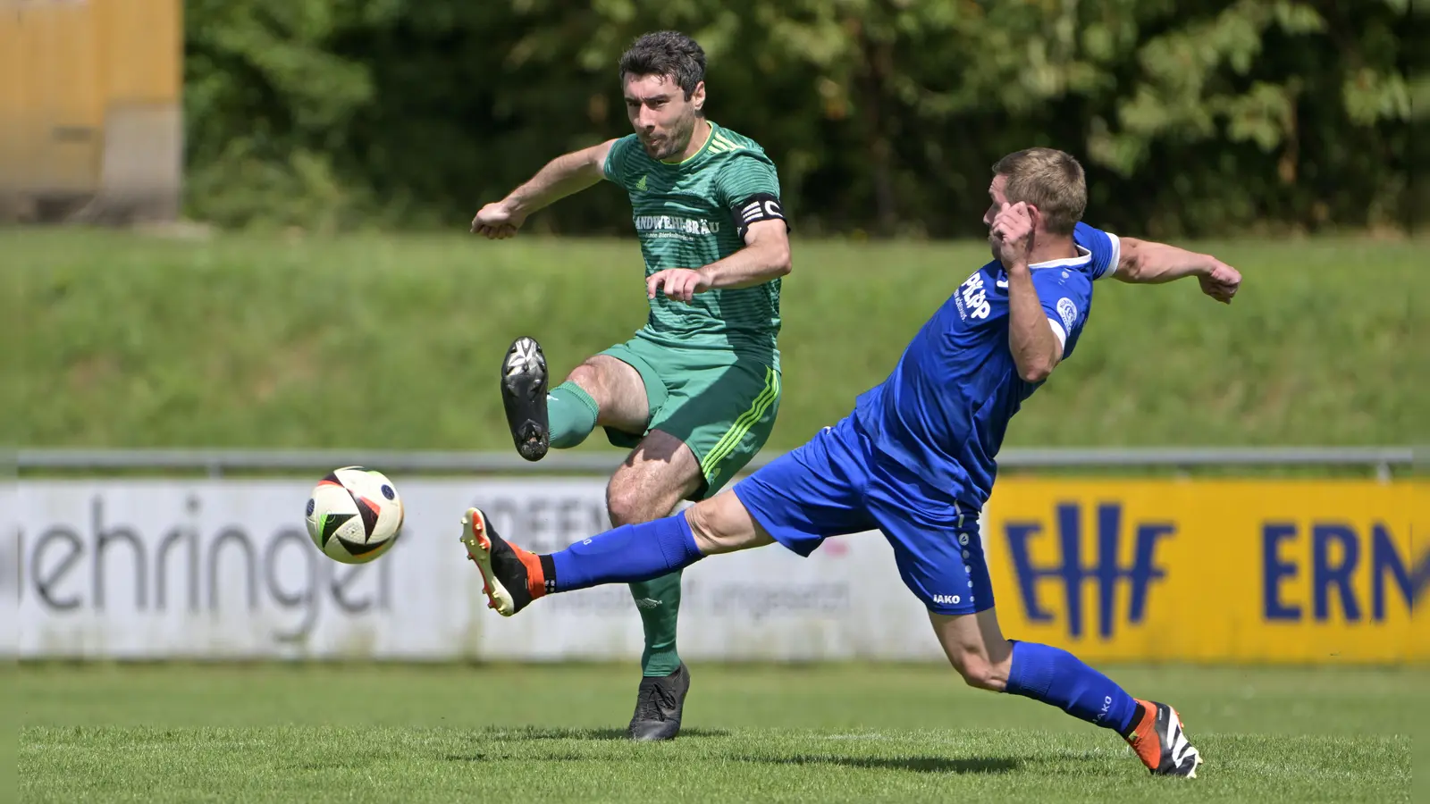 In der vergangenen Saison waren der TuS Feuchtwangen (links Christian Beck) und der ESV Ansbach-Eyb (Woldemar Kapp) noch Konkurrenten in der Bezirksliga, an eine sofortige Rückkehr denken beide aber nicht. (Foto: Martin Rügner)