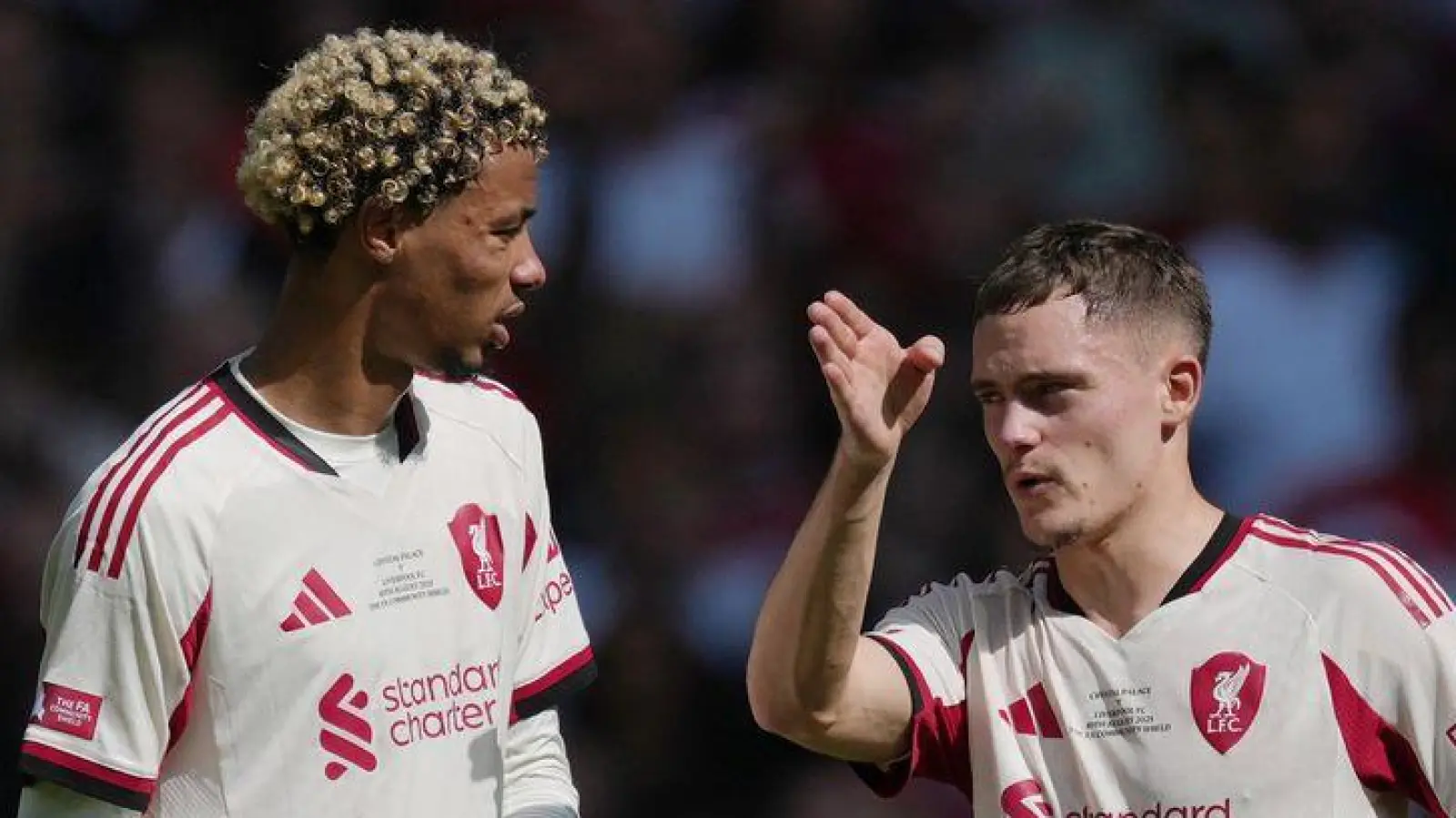 Die Ex-Bundesligastars Hugo Ekitike (l) und Florian Wirtz spielen jetzt in England - wie so viele andere auch.  (Foto: Dave Shopland/AP/dpa)