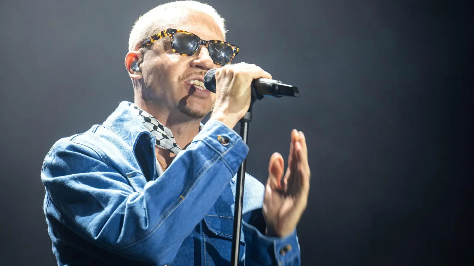 Der US-Rapper Macklemore spielte auf dem Deichbrand-Festival 2025 als Headliner und warf Israel auf der Bühne erneut einen Völkermord vor. (Foto: Sina Schuldt/dpa)
