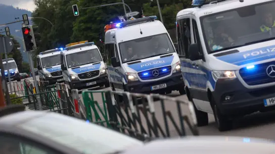 Einsatzfahrzeuge der Polizei fahren während des G7-Gipfels in einer Kolonne. (Foto: Karl-Josef Hildenbrand/dpa/Archivbild)