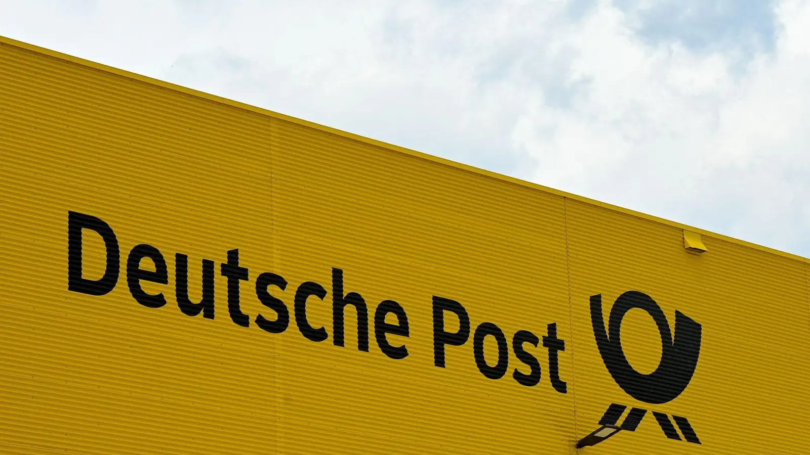 Die Post will weiter im Feuchtwanger Zentrum eine Filiale haben.  (Symbolbild: Jens Kalaene/dpa)