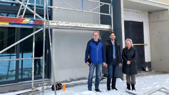 Auch wenn noch viel zu tun ist: Es geht voran im zukünftigen Neusitzer Dorfladen. Thomas Krämer, Manuel Döhler und Edith Vogel (von links) freuen sich, dass sich ihr Einsatz gelohnt hat. (Foto: Simone Hedler)