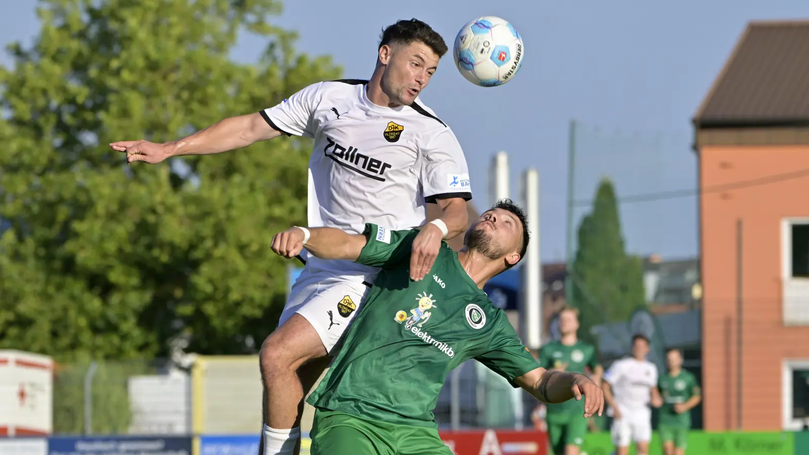 Martin Tiefenbrunner springt in der Vorsaison beim Spiel in Ansbach höher als der Ansbacher Patrick Kroiß. Der Vilzinger hat sich im Pokal verletzt. (Foto: Martin Rügner)