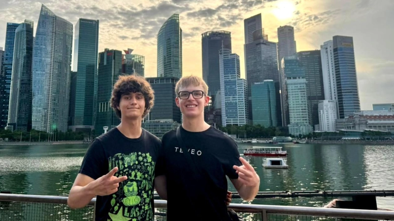 „Eine unfassbar coole Stadt”: Nicolas Ray (links) und Eliott Porzner aus Ansbach legen auf ihrer Tour einen Stopp in Singapur ein. (Foto: privat)