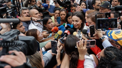 Die Präsidentschaftskandidatin der Opposition, María Corina Machado, spricht am 22.10.2023 mit Journalisten. (Foto: Jesus Vargas/dpa)