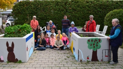 Die Kinder des Kinderhauses Kunterbunt in Schillingsfürst gestalteten Hochbeete im Garten des Betreuten Wohnens kreativ nach den verschiedenen Jahreszeiten. (Foto: Nicole Gögelein)