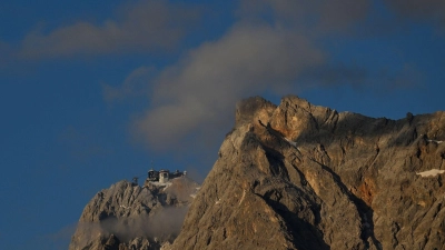 Ein 19-Jähriger aus Baden-Württemberg ist auf einem Klettersteig an der Zugspitze tödlich verunglückt. (Archivbild) (Foto: Angelika Warmuth/dpa)