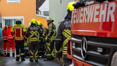 Die Feuerwehr befreite mit einem Rettungsspreizer den eingequetschten Arm der Frau in Emskirchen. (Foto: Mirko Fryska)
