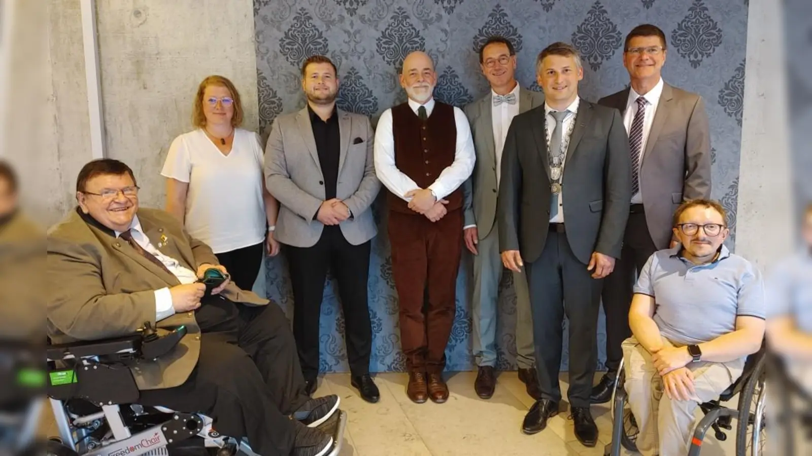 Neu im Stadtrat, von links: Dr. Benno Bulitta, Monika Hartmann, Dennis Neumeister, Michael Lappler, Erhard Wolf, Bürgermeister Philipp Flierl, Matthias Helm und Hans Wattenbach. (Foto: Katrin Merklein)