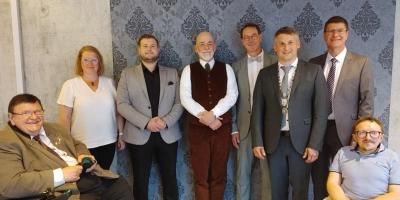 Neu im Stadtrat, von links: Dr. Benno Bulitta, Monika Hartmann, Dennis Neumeister, Michael Lappler, Erhard Wolf, Bürgermeister Philipp Flierl, Matthias Helm und Hans Wattenbach. (Foto: Katrin Merklein)
