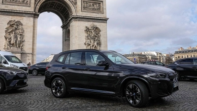 Seit Jahren kämpft die Pariser Stadtverwaltung für eine Verkehrswende und weniger Autoverkehr - nun sind SUV von einer drastischen Entscheidung betroffen. (Foto: Michel Euler/AP/dpa)