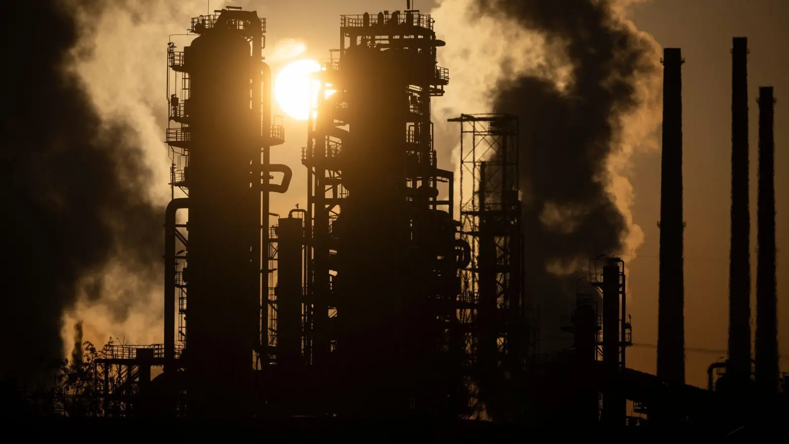 Die Produktion von Benzin und Diesel in Deutschland hat im ersten Halbjahr 2026 zugenommen. (Archivbild) (Foto: Marijan Murat/dpa)