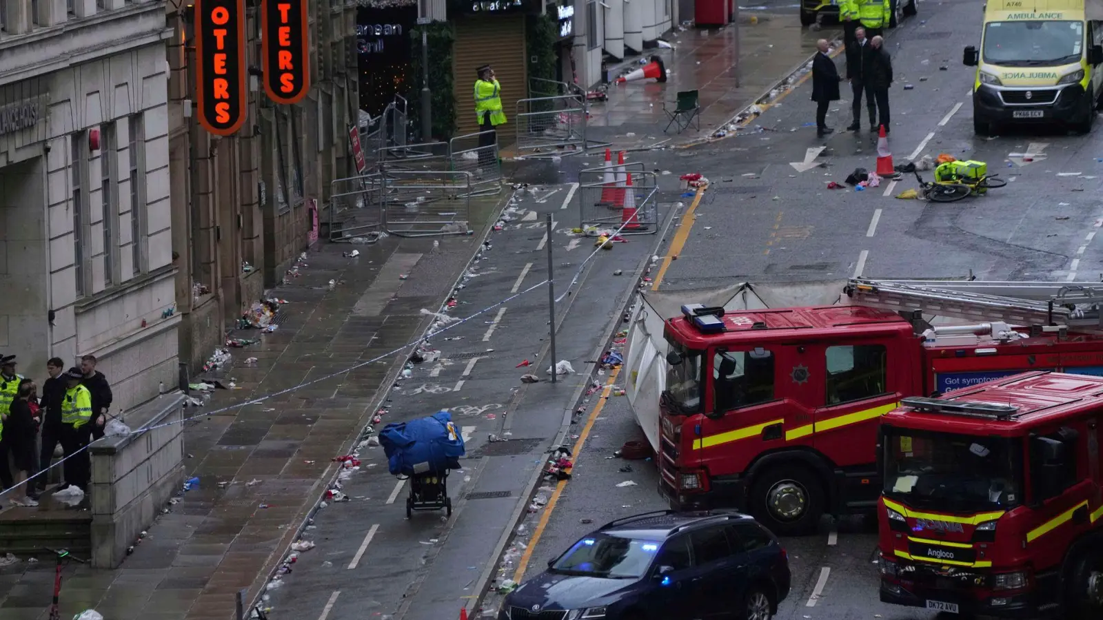Ein Auto fuhr in die Menschenmenge. (Foto: Jon Super/AP/dpa)