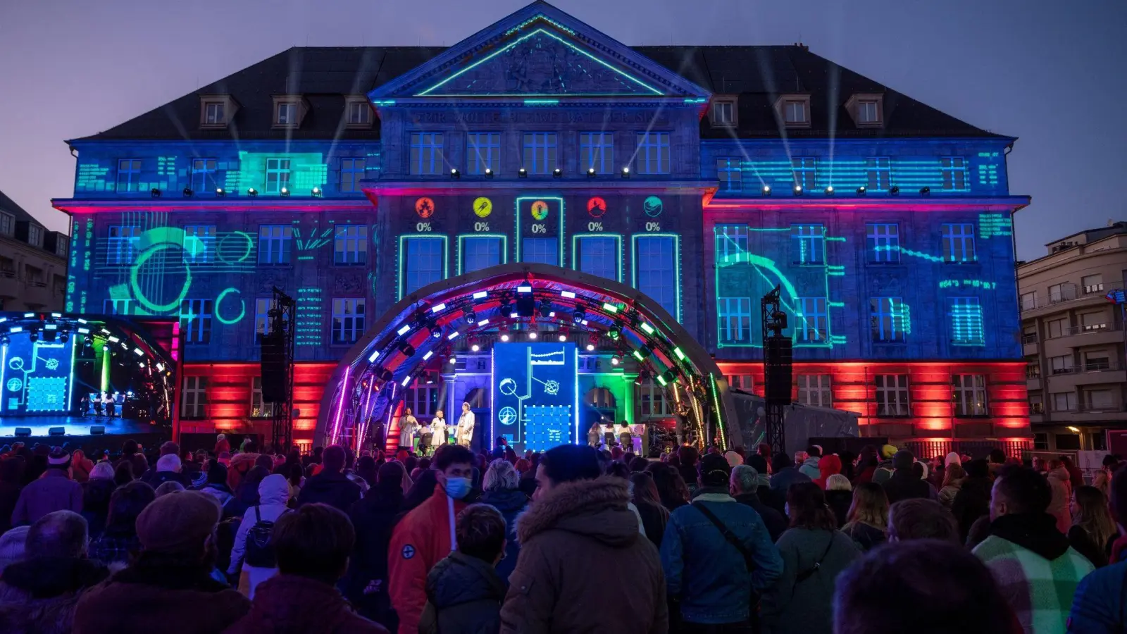 Das Rathaus in Esch-sur-Alzette wird bei der Eröffnung von Esch 2022 als Kulturhauptstadt Europas farbenprächtig als Raketenzentrale angestrahlt. (Foto: Harald Tittel/dpa)