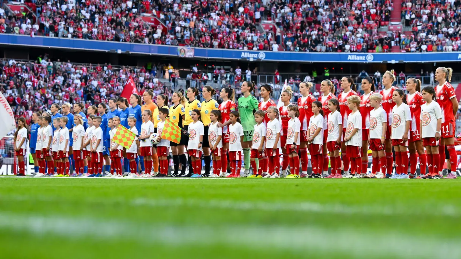 Große Kulisse: Mehr Fans hatte noch kein Vereinsspiel zweier Frauen-Teams in Deutschland. (Foto: Sven Hoppe/dpa)