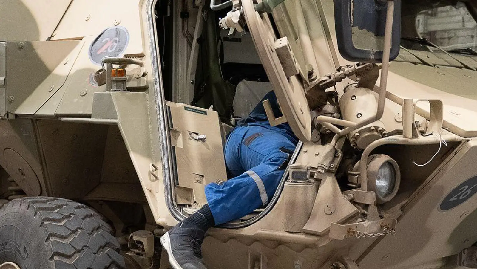 Ein Panzer vom Typ „Fuchs“ in der Fertigung des Rüstungskonzerns Rheinmetall. (Archivbild) (Foto: Swen Pförtner/dpa)