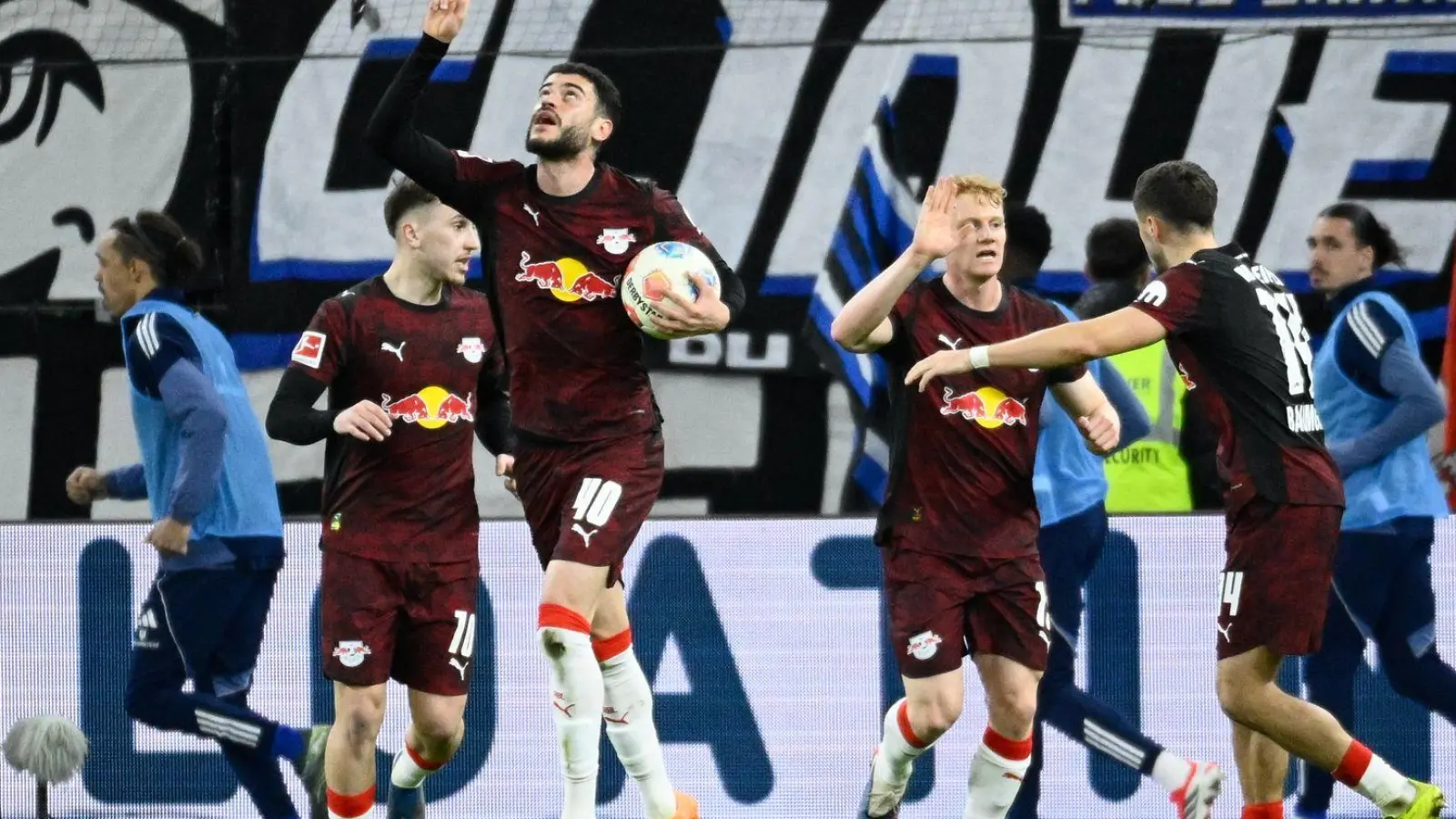 Rômulo (RB Leipzig) jubelt nach seinem Tor zum 1:1. (Foto: Gregor Fischer/dpa)
