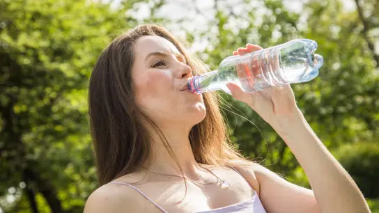 An heißen Tagen sollte man etwa zwei bis drei Liter trinken. Wer dafür ein natriumreiches Mineralwasser parat hat, tut sogar noch Gutes für den Salzhaushalt des Körpers. (Foto: Christin Klose/dpa-tmn)
