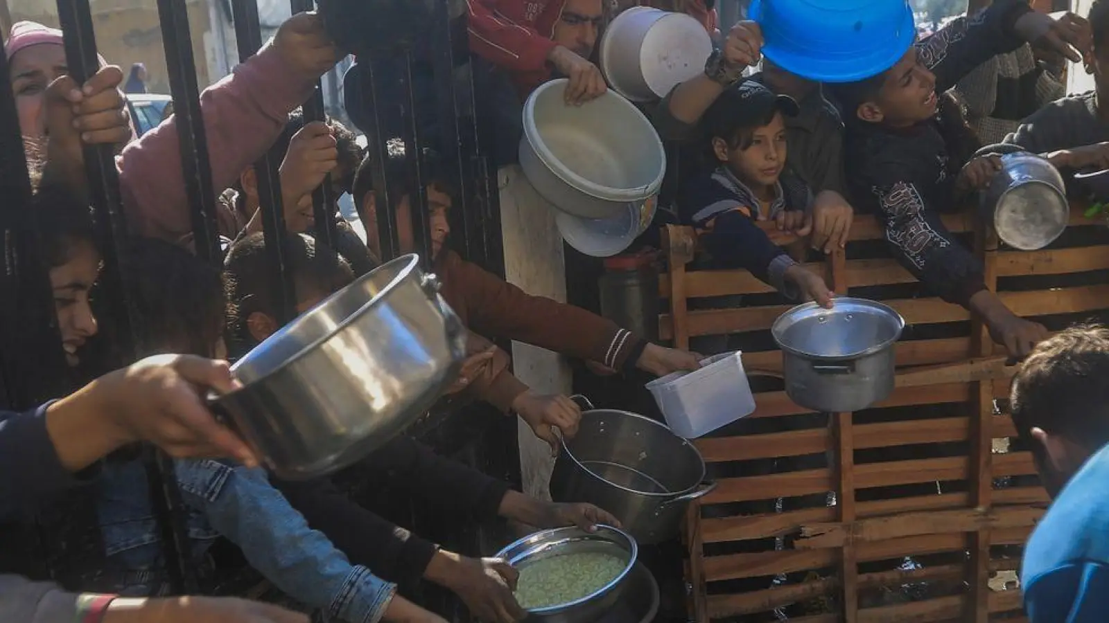 Spendenstelle einer Wohltätigkeitsorganisation, die in Rafah Lebensmittel an Palästinenser verteilt. (Foto: Mohammed Talatene/dpa)