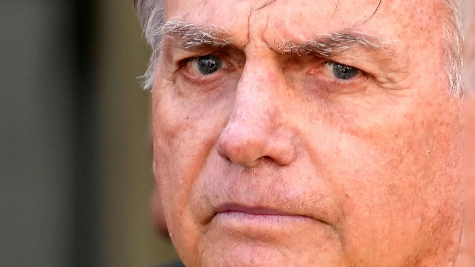 In Brasilien hat das Oberste Gericht mit der Urteilsfindung gegen den früheren Präsidenten Jair Bolsonaro begonnen. (Archivbild) (Foto: Eraldo Peres/AP/dpa)