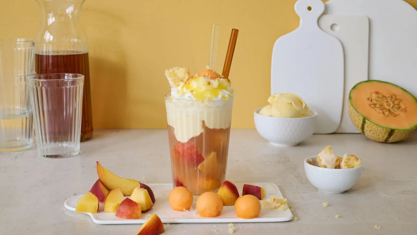 Der Floating-Effekt wird durch die Kombination von kaltem Schwarztee mit Mineralwasser und Vanilleeis und daraufgesetzten Obststücken erzielt.  (Foto: Jan Rickers/teeverband.de/dpa-tmn)