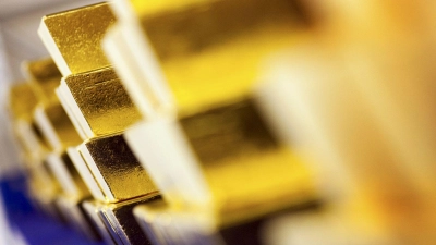 Der Goldpreis liegt derzeit auf einem hohen Niveau. Weil sich die Entwicklung des Edelmetalls oft gegenläufig zu der von Wertpapieren verhält, empfehlen es Experten als Beimischung zur Geldanlage. (Foto: Frank Rumpenhorst/dpa)