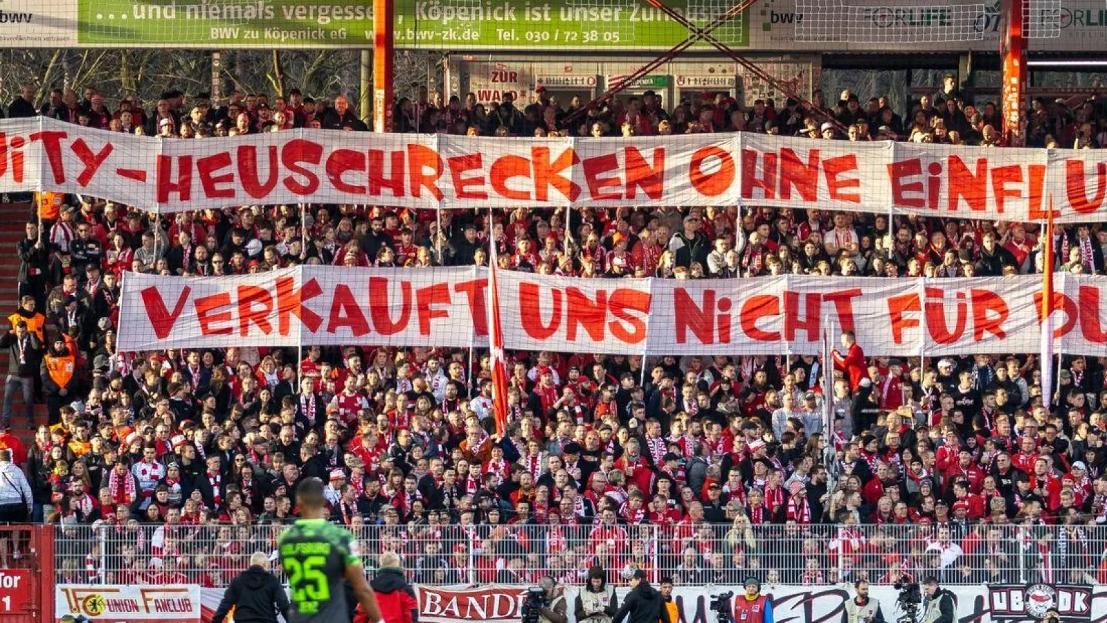Uion-Fans zeigen in der Alten Försterei Banner, die sich gegen den geplanten Investoren-Deal der DFL richten. (Foto: Andreas Gora/dpa)